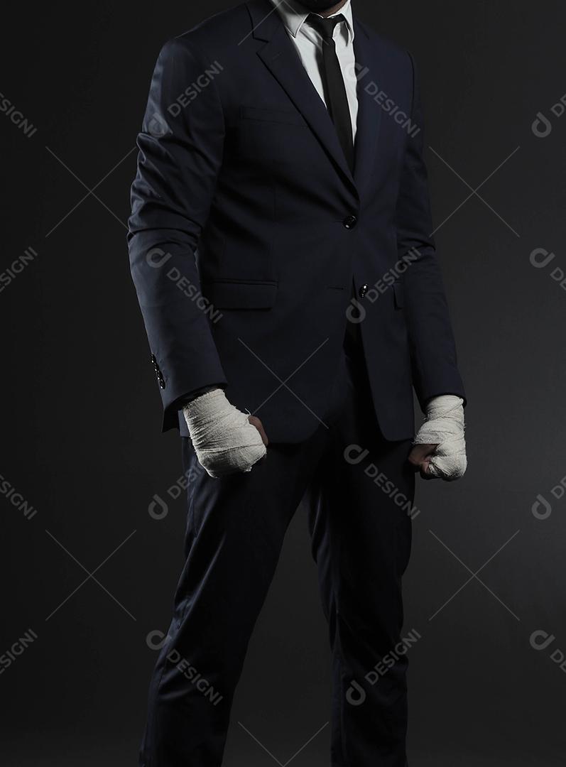 Mão masculina fechada de lutador de empresário de terno com bandagens e punhos cerrados