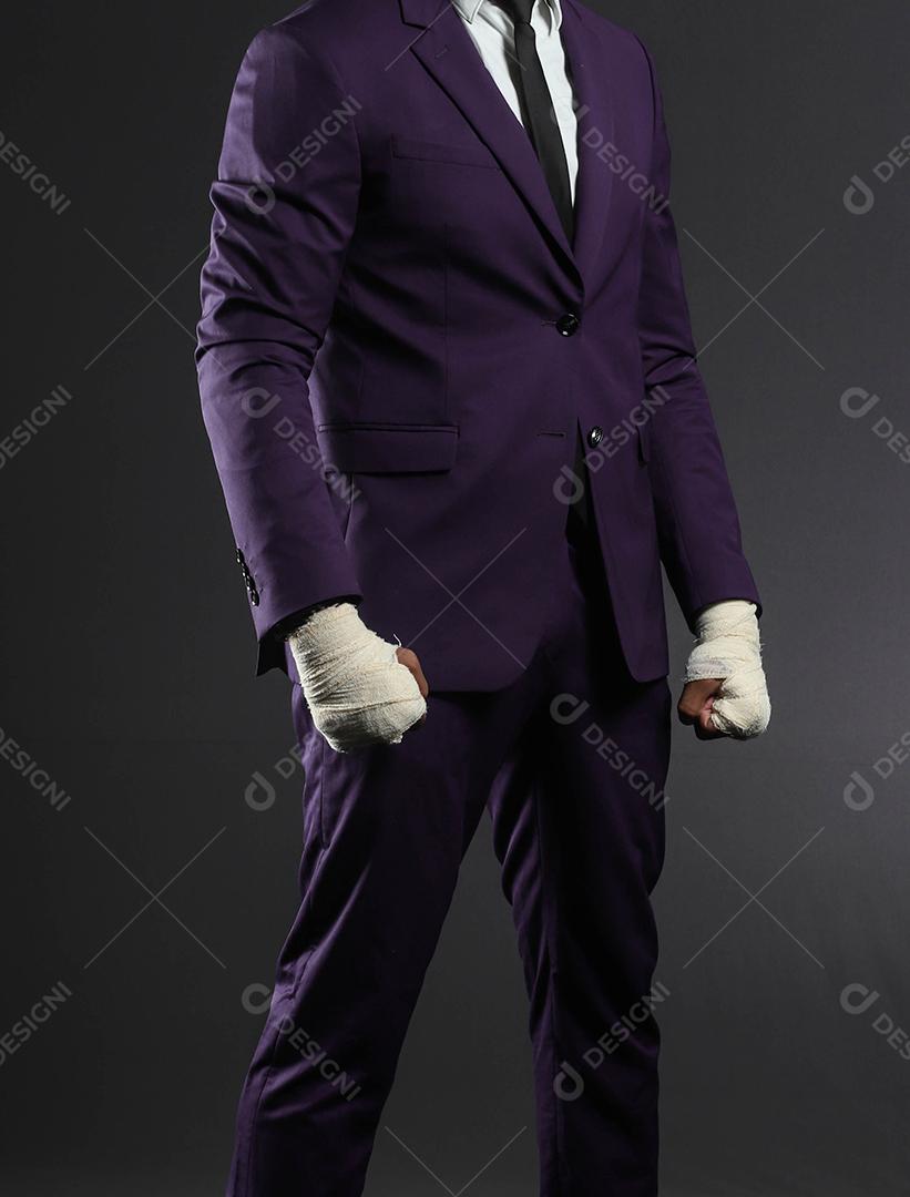 Mão masculina fechada de lutador de empresário de terno com bandagens e punhos cerrados