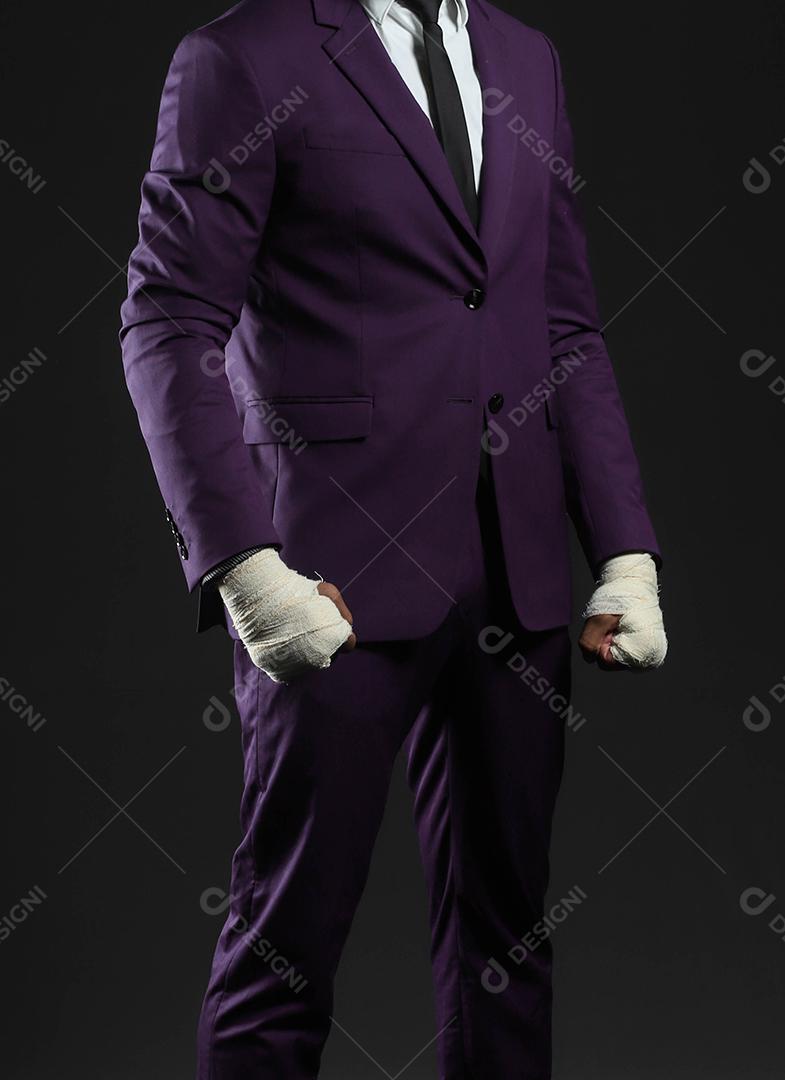 Mão masculina fechada de lutador de empresário de terno com bandagens e punhos cerrados