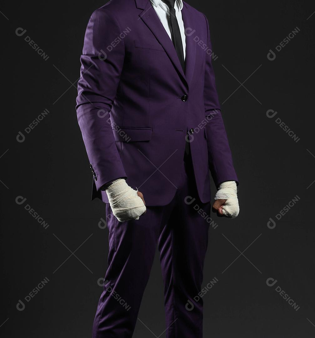 Mão masculina fechada de lutador de empresário de terno com bandagens e punhos cerrados