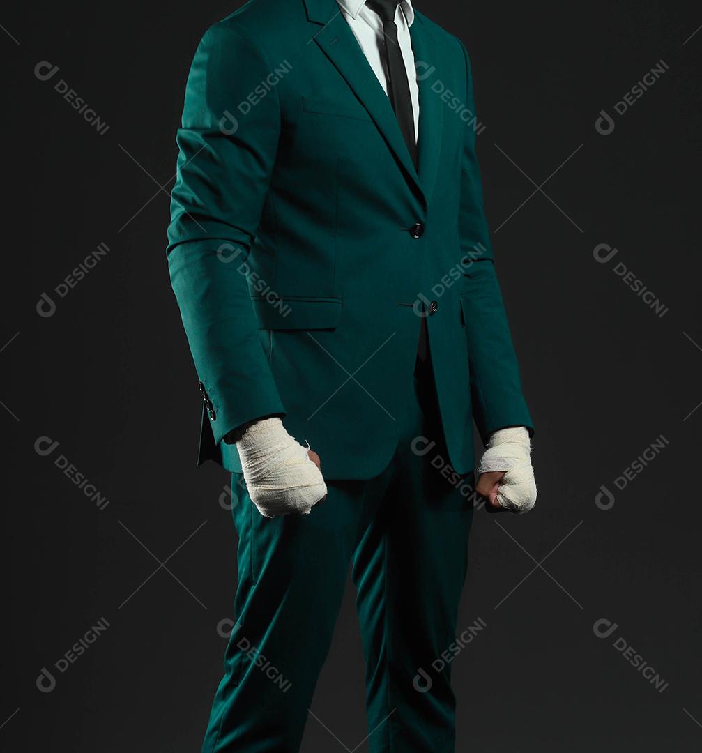 Mão masculina fechada de lutador de empresário de terno com bandagens e punhos cerrados