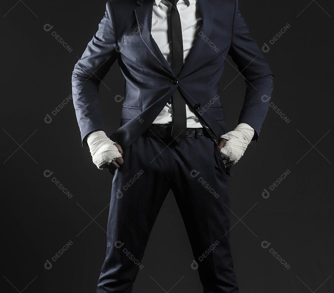 Mão masculina fechada de lutador de empresário de terno com bandagens e punhos cerrados