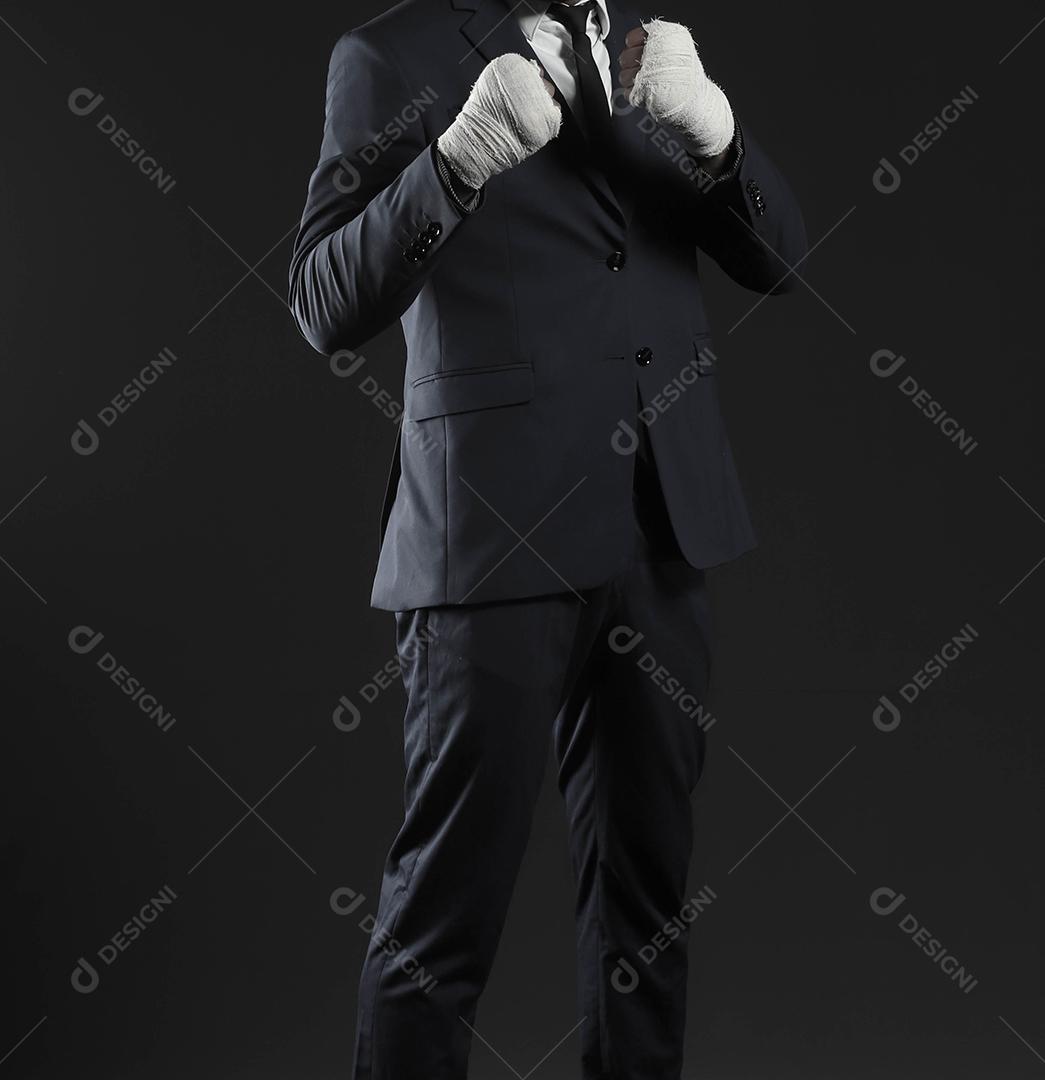 Mão masculina fechada de lutador de empresário de terno com bandagens e punhos cerrados