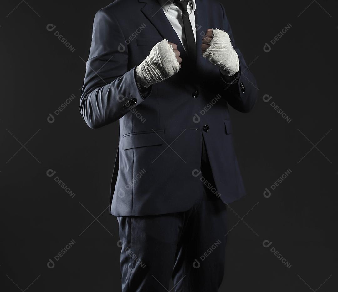 Mão masculina fechada de lutador de empresário de terno com bandagens e punhos cerrados