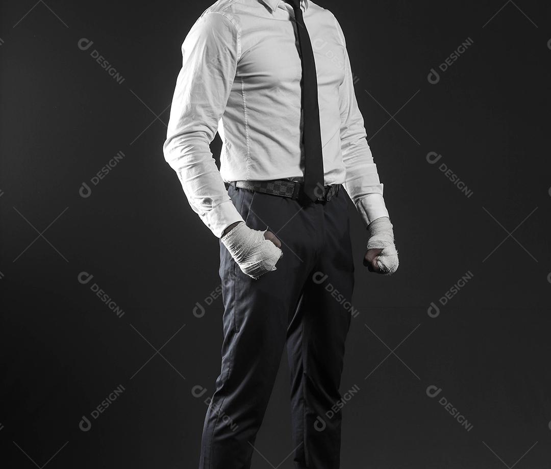 Mão masculina fechada de lutador de empresário de terno com bandagens e punhos cerrados