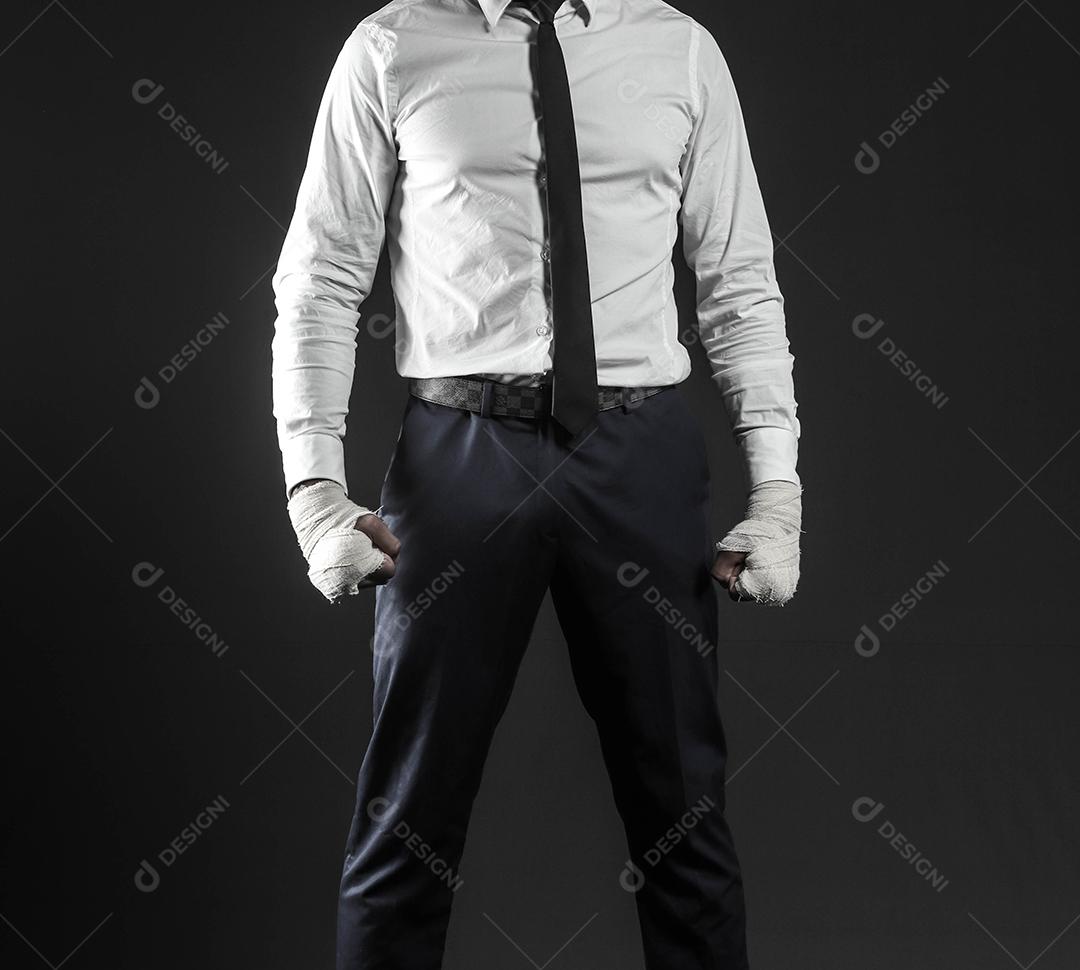 Mão masculina fechada de lutador de empresário de terno com bandagens e punhos cerrados