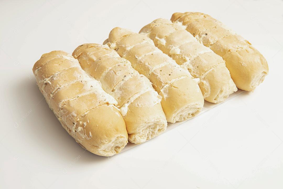 Algo cru pão no fundo branco