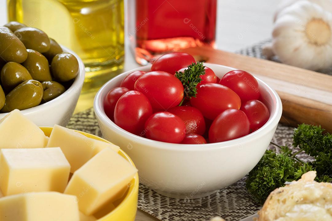 Frascos de aperitivo com queijo, azeitonas e tomate cereja.