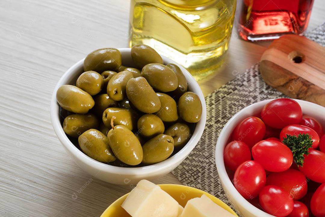 Frascos de aperitivo com queijo, azeitonas e tomate cereja.