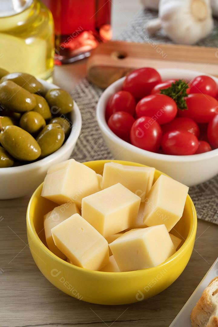 Frascos de aperitivo com queijo, azeitonas e tomate cereja.