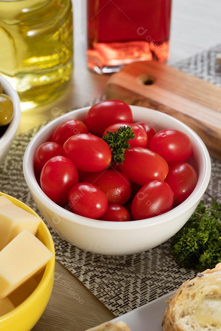 Frascos de aperitivo com queijo, azeitonas e tomate cereja.