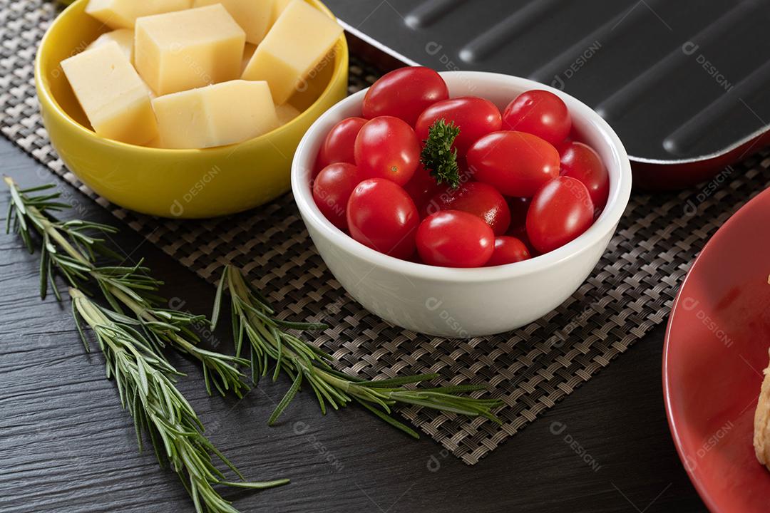 Frascos de aperitivo com queijo e tomate cereja