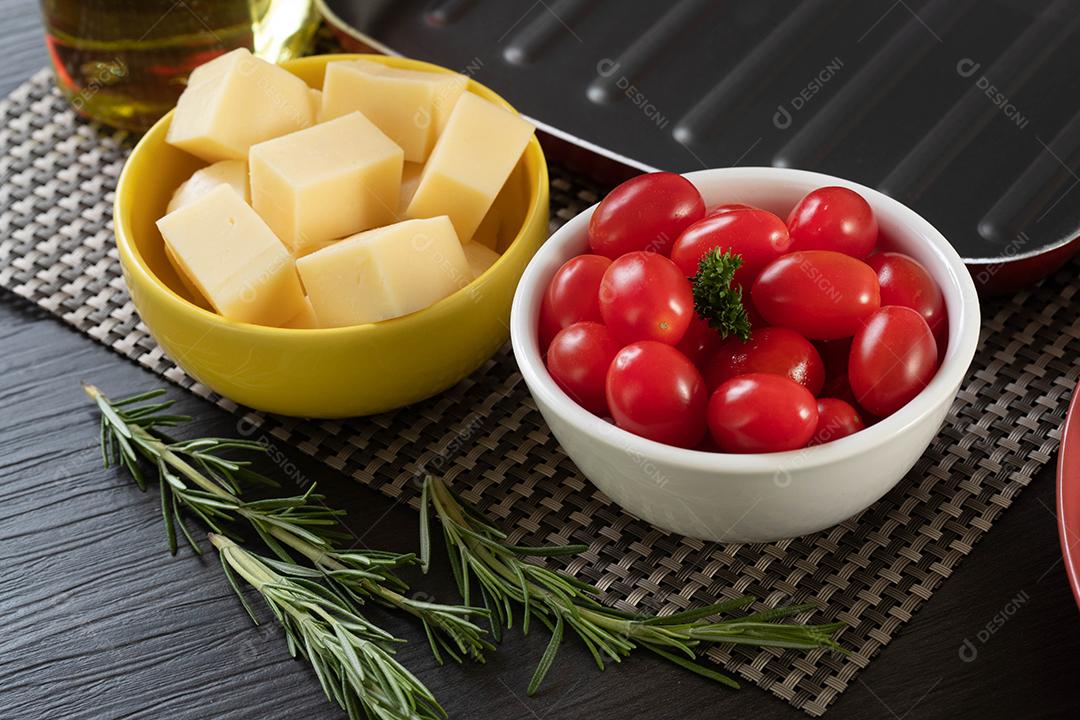 Frascos de aperitivo com queijo e tomate cereja