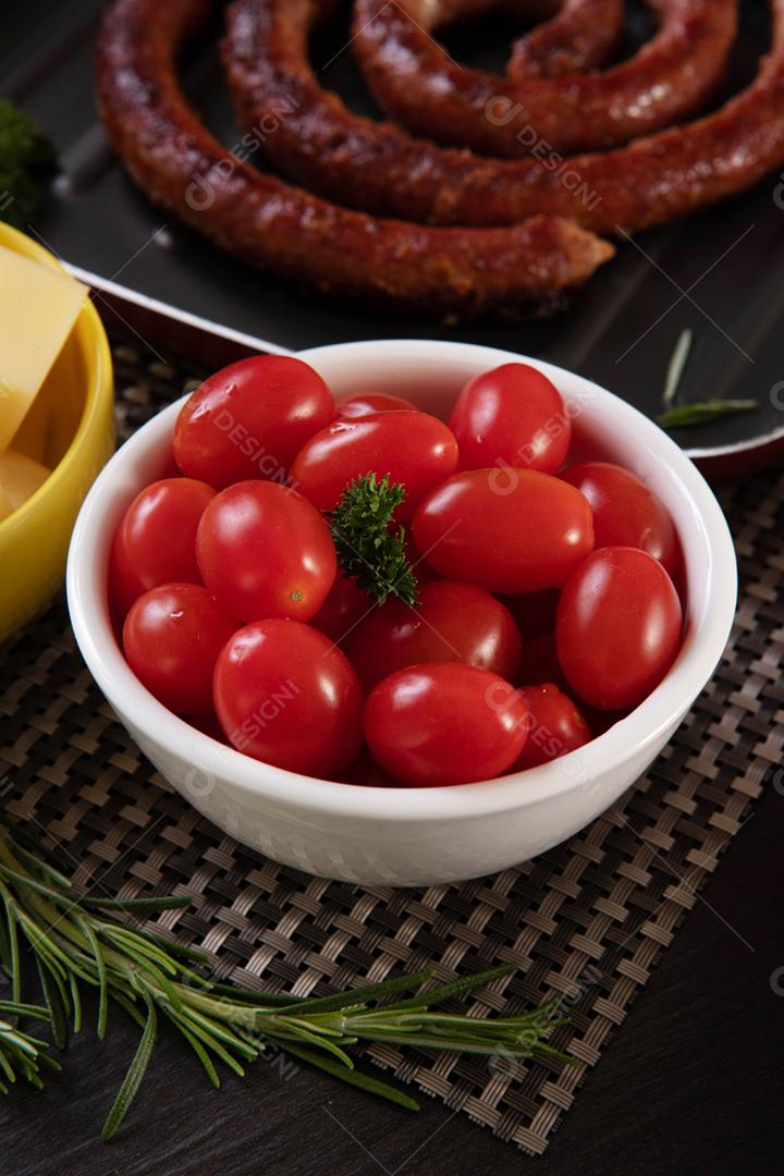 Frascos de aperitivo com tomate cereja.