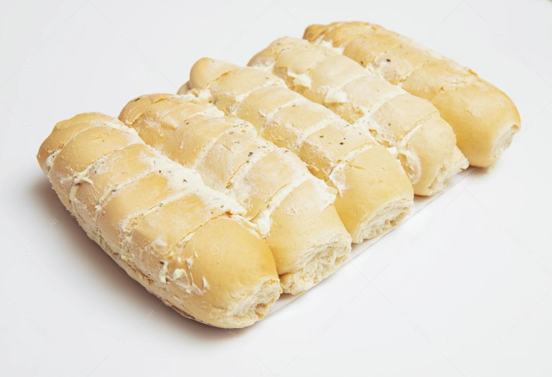 Pão de alho cru fundo branco.