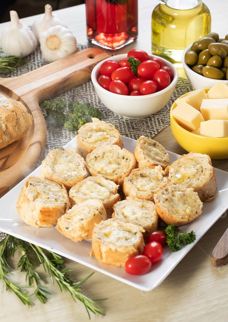 Pão de alho em prato quadrado branco em cima da mesa com queijo, ros