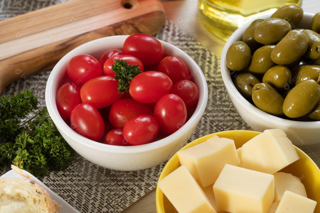 Frascos de aperitivo com queijo, azeitonas e tomate cereja