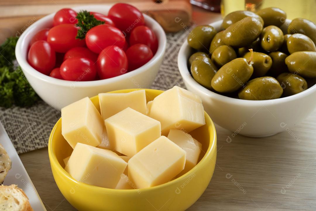 Frascos de aperitivo com queijo, azeitonas e tomate cereja