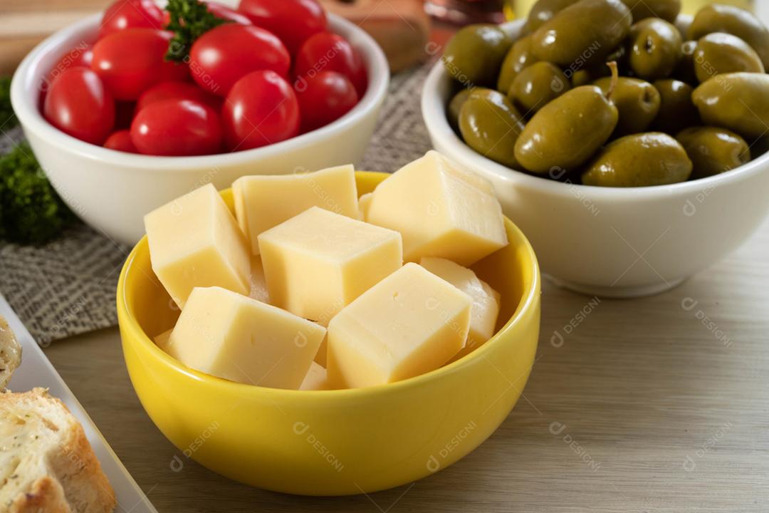 Frascos de aperitivo com queijo, azeitonas e tomate cereja