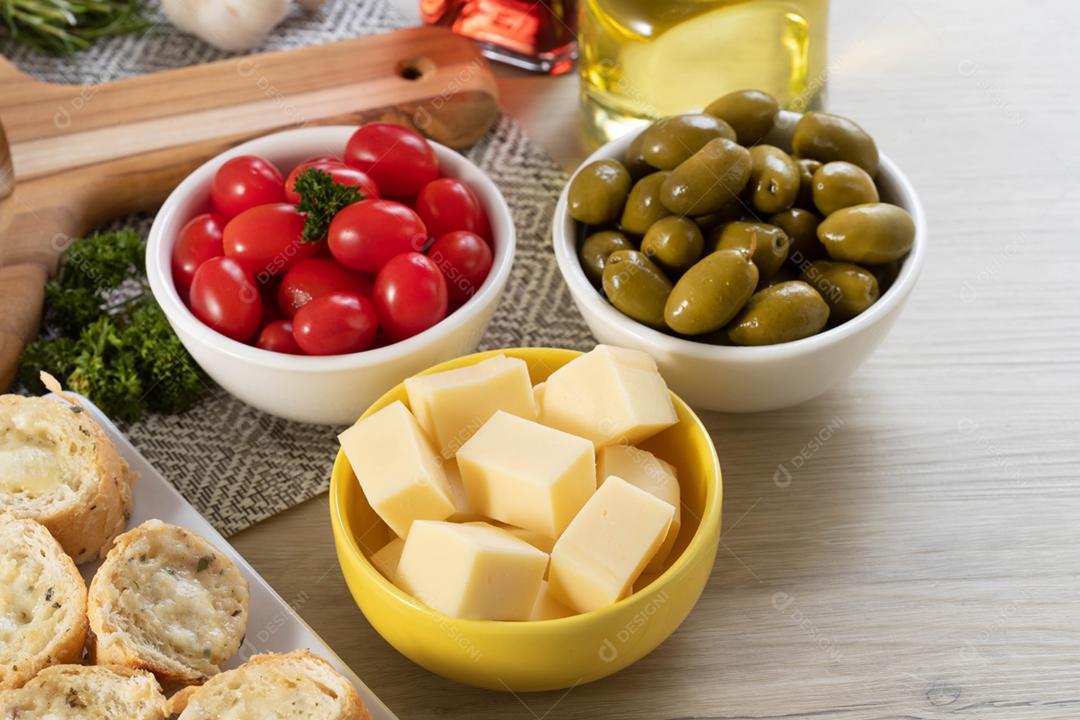 Frascos de aperitivo com queijo, azeitonas e tomate cereja