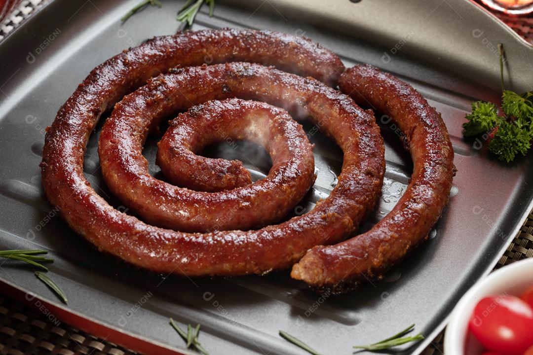 Linguiça assada na mesa de churrasco