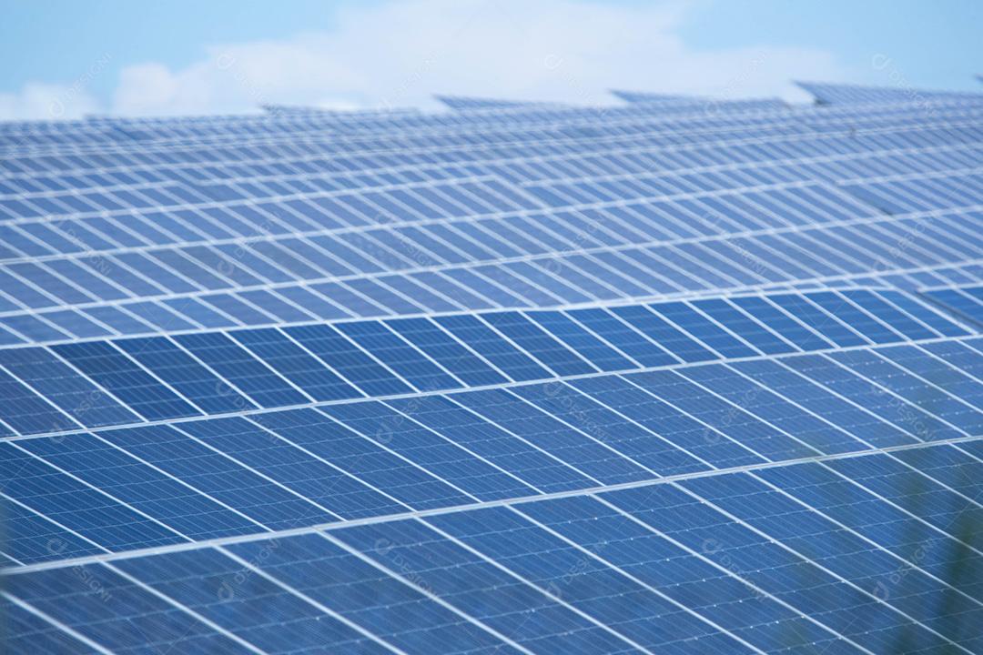 energia verde da fazenda solar da luz do sol mostra muita célula solar