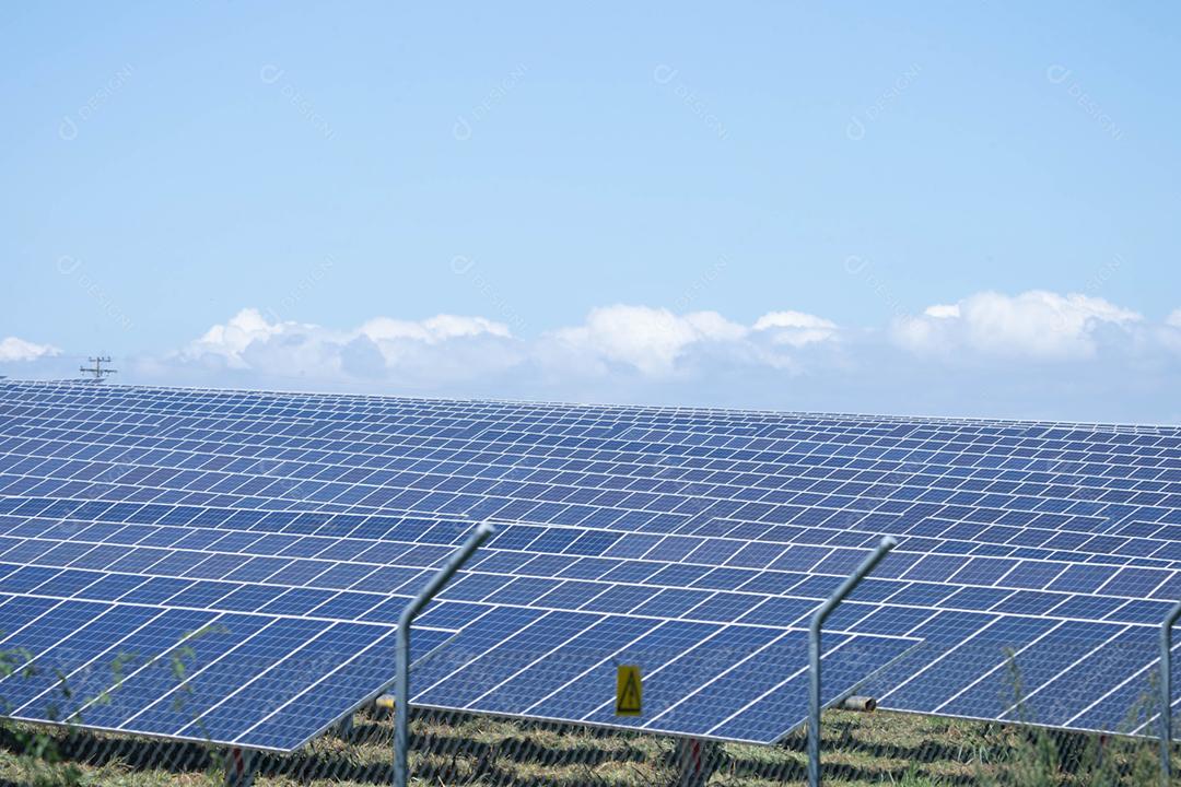energia verde da fazenda solar da luz do sol mostra muita célula solar