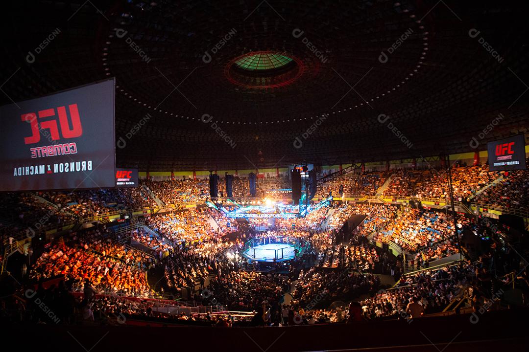 Noite de luta do UFC: Brunson vs. Machida. Octógono, ginásio do estádio.