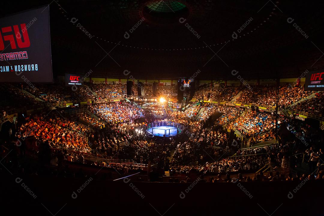 Noite de luta do UFC: Brunson vs. Machida. Octógono, ginásio do estádio.