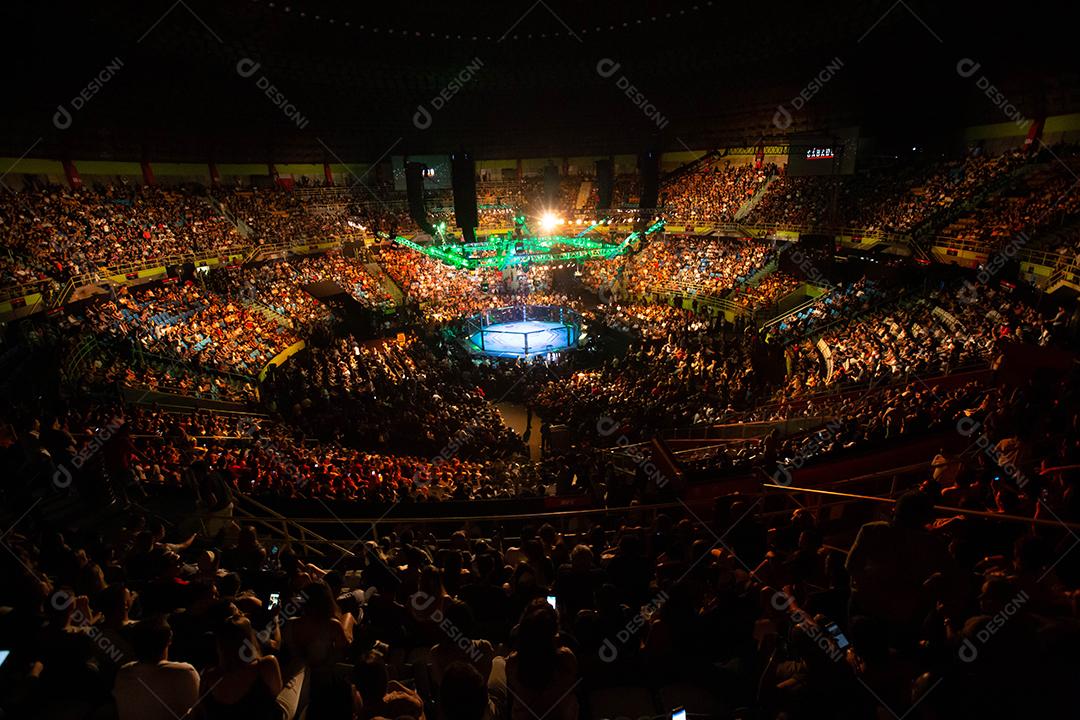 Noite de luta do UFC: Brunson vs. Machida. Octógono, ginásio do estádio.