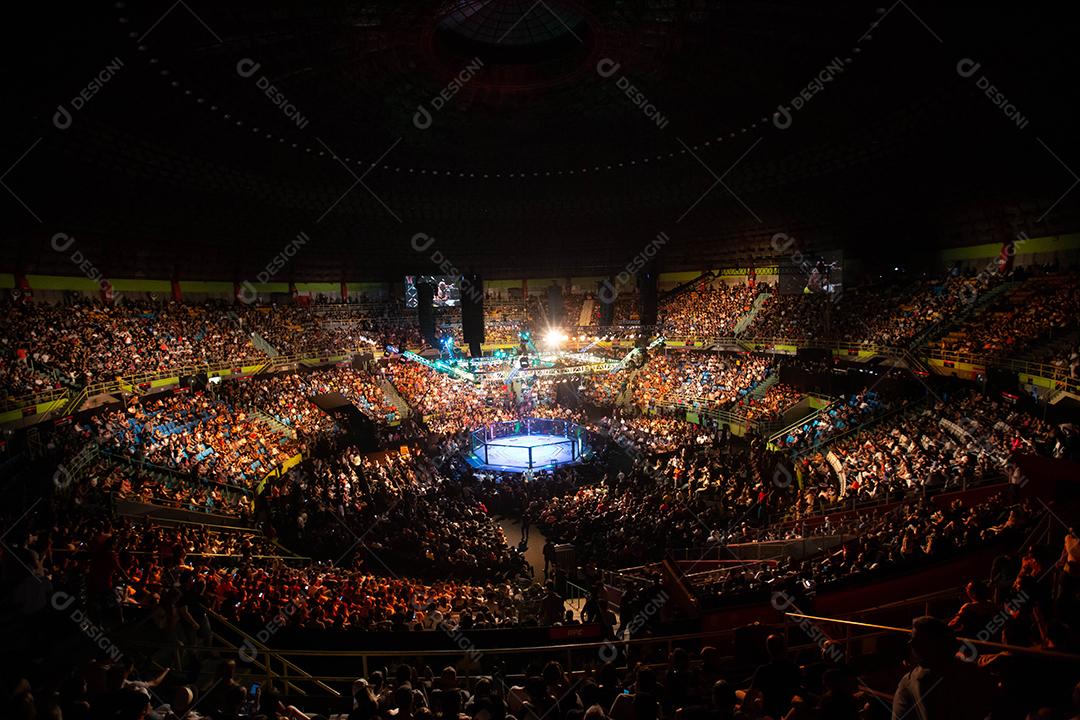 Noite de luta do UFC: Brunson vs. Machida. Octógono, ginásio do estádio.