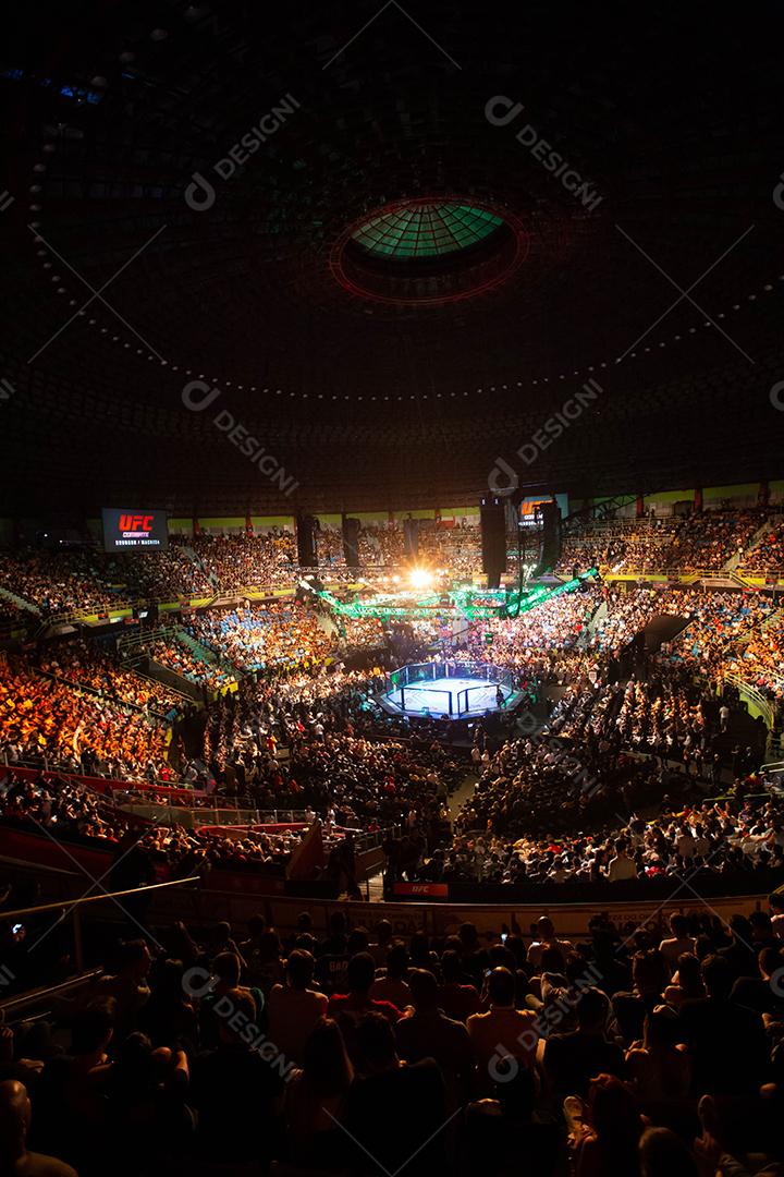 Noite de luta do UFC: Brunson vs. Machida. Octógono, ginásio do estádio.