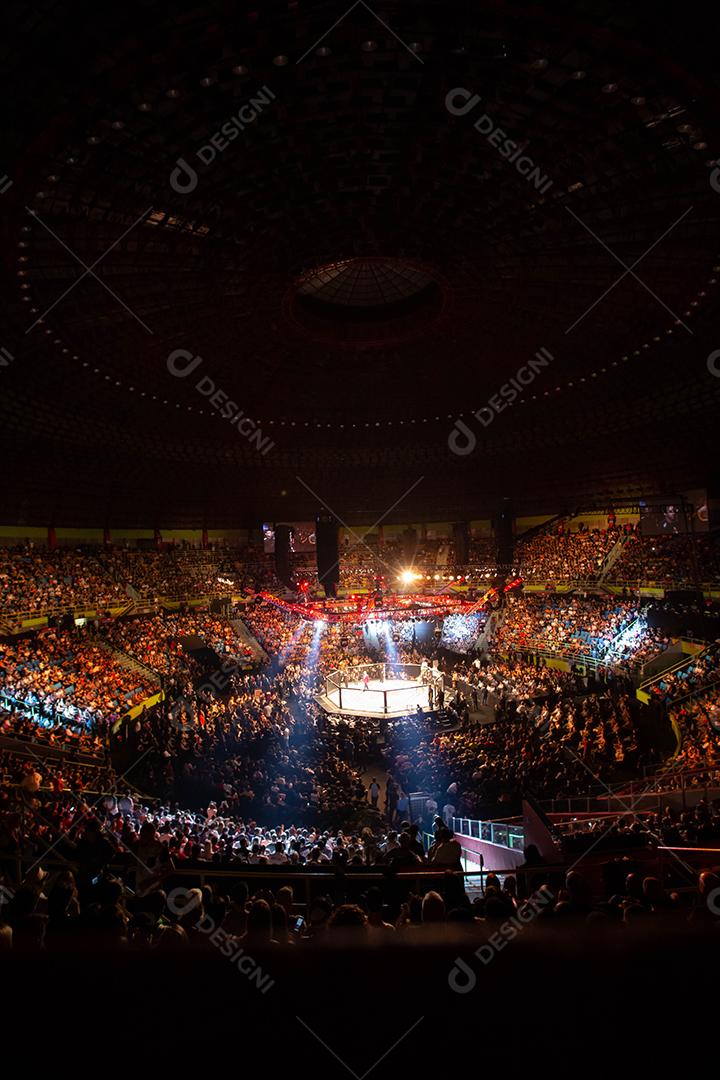 Noite de luta do UFC: Brunson vs. Machida. Octógono, ginásio do estádio.