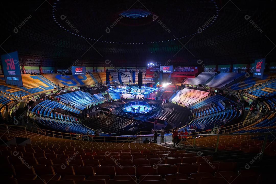 Noite de luta do UFC: Brunson vs. Machida. Octógono, ginásio do estádio.