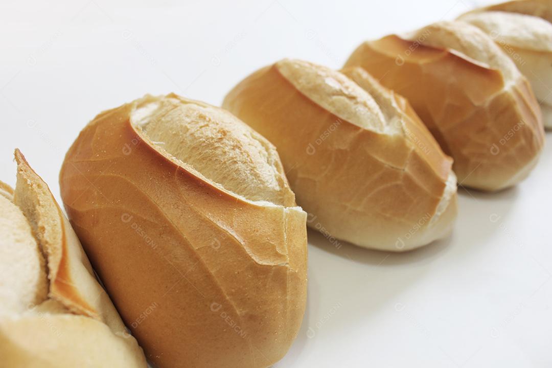 Pão francês tradicional brasileiro sobre fundo branco