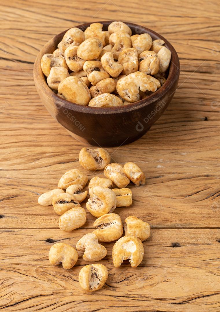 Canjica, canjica ou pipoca de milho branco, pipoca doce em uma tigela sobre a mesa de madeira.