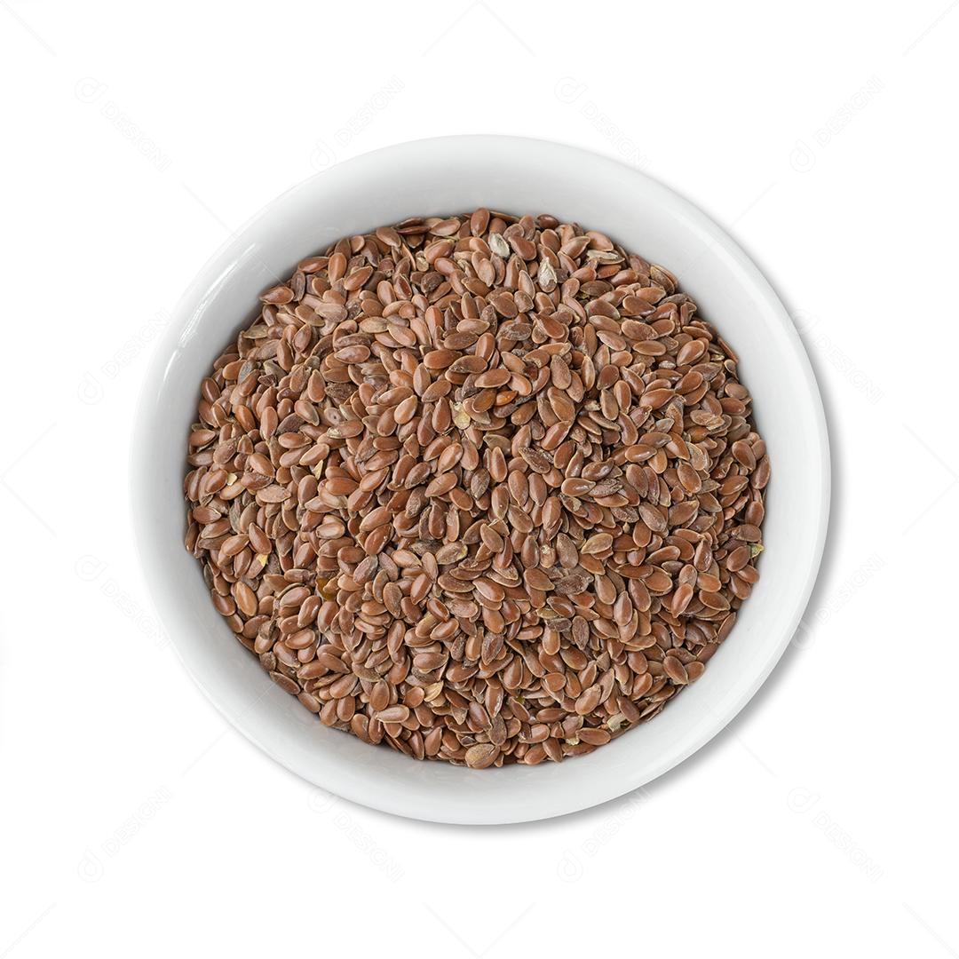 Linhaça marrom em uma tigela isolada sobre fundo branco.