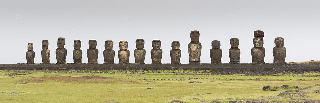 Moais em Ahu Tongariki, o maior ahu da Ilha de Páscoa, Rapa Nui.