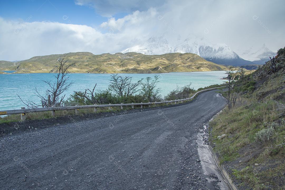 Estrada ao lado do lago no Parque Nacional Torres del Paine, Chile.