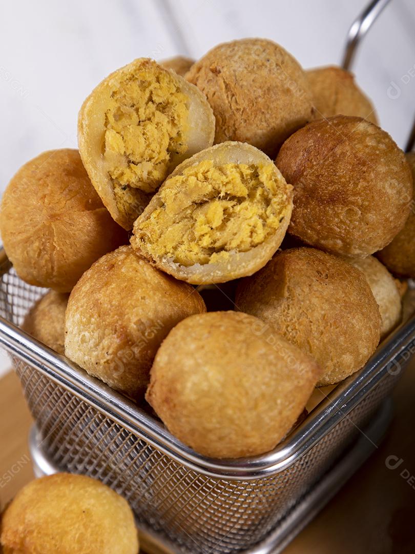Petiscos brasileiros, bolinhos fritos recheados com frango.