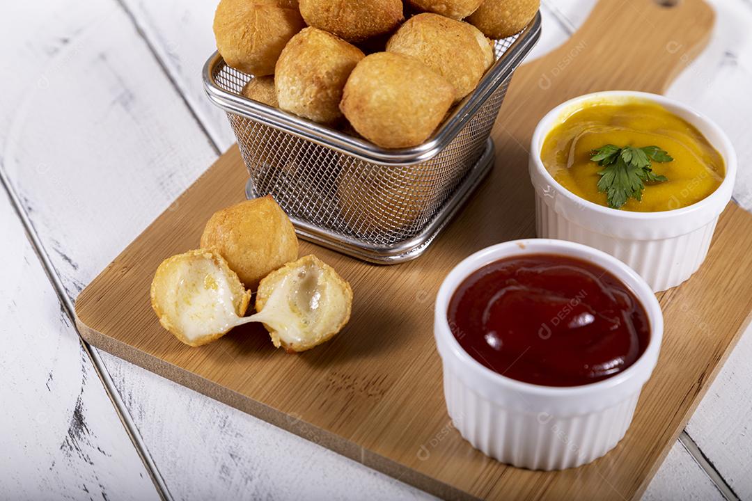 Petiscos brasileiros, bolinhos fritos recheados com frango.