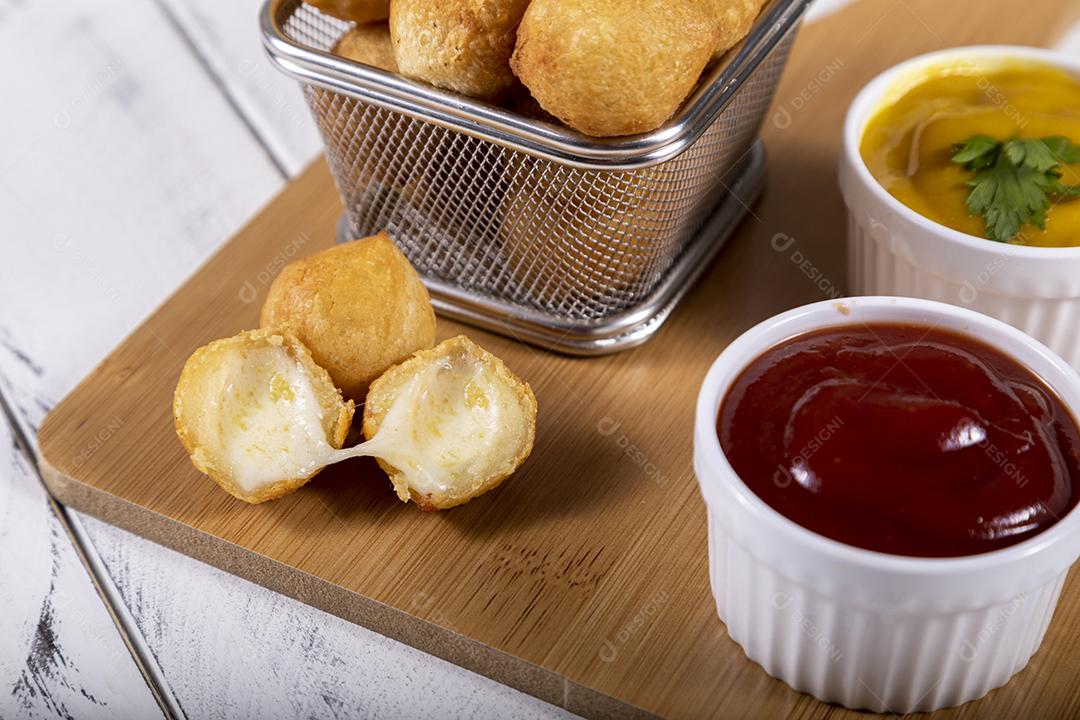 Petiscos brasileiros, bolinhos fritos recheados com frango.