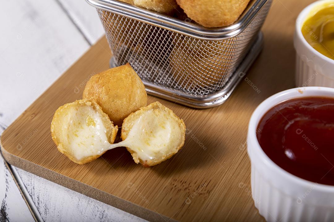 Petiscos brasileiros, bolinhos fritos recheados com frango.