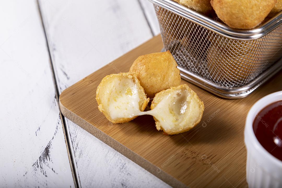 Petiscos brasileiros, bolinhos fritos recheados com frango.