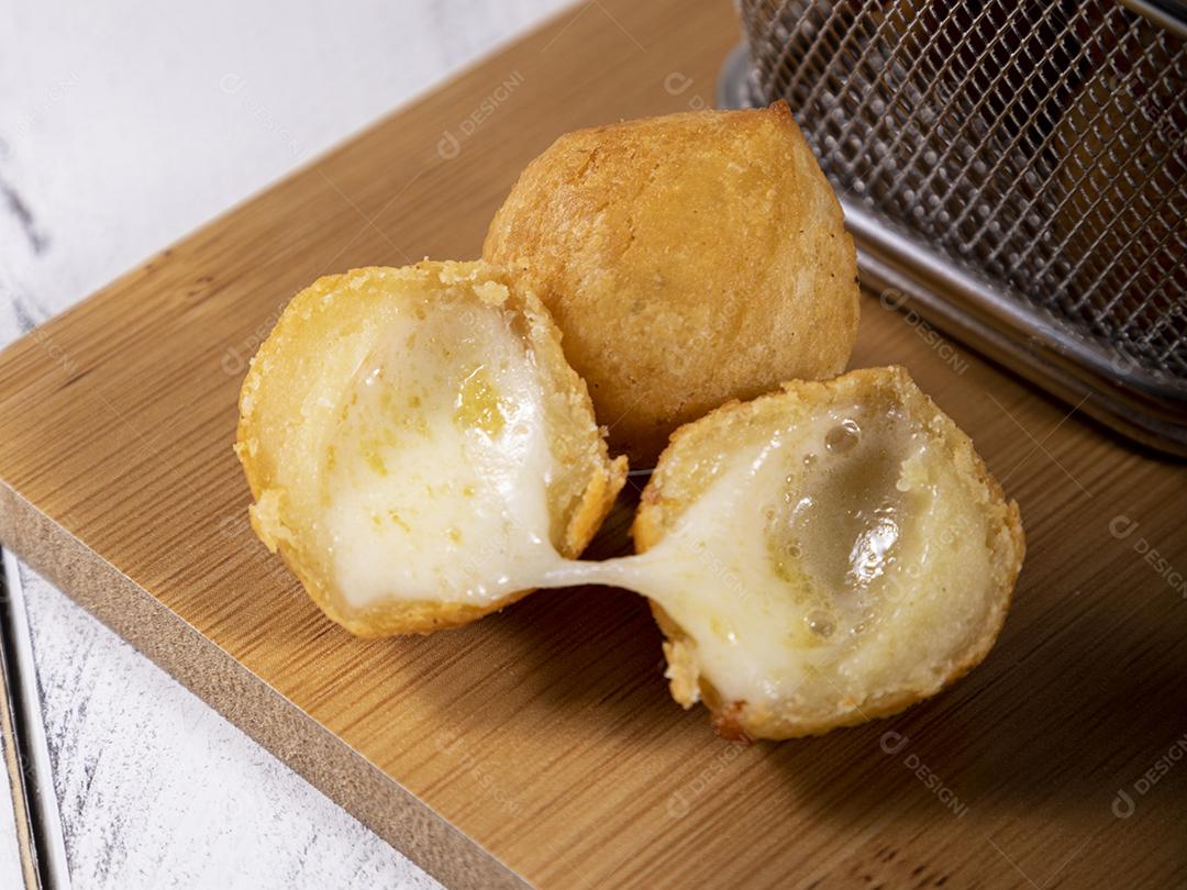 Petiscos brasileiros, bolinhos fritos recheados com frango.