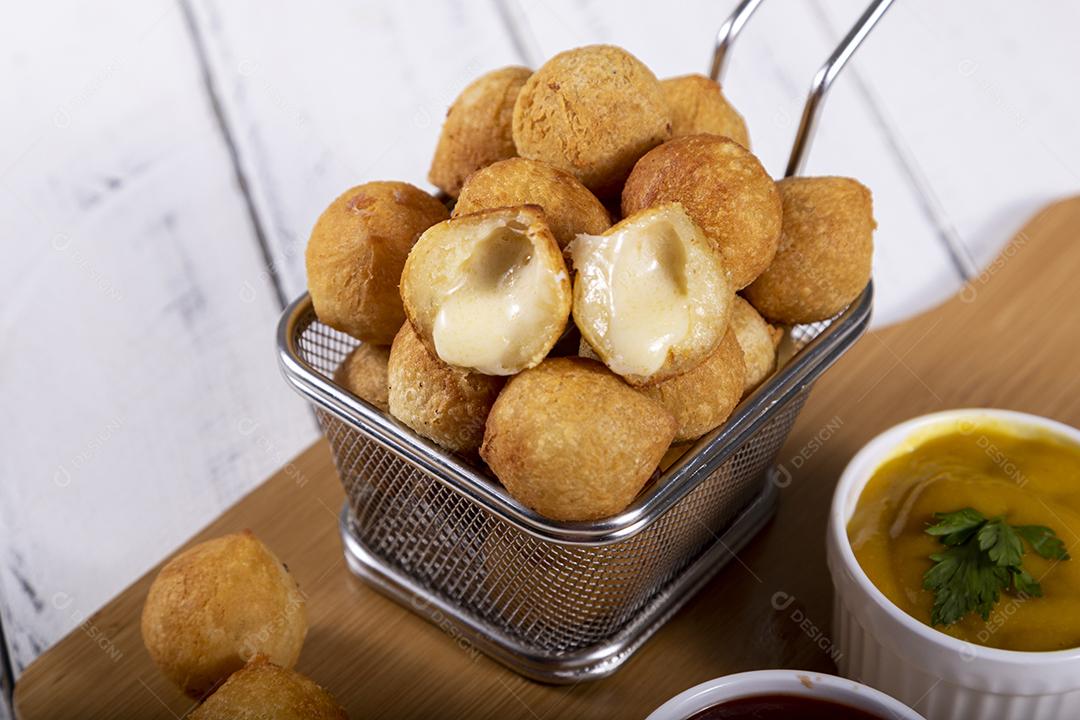 Petiscos brasileiros, bolinhos fritos recheados com frango.