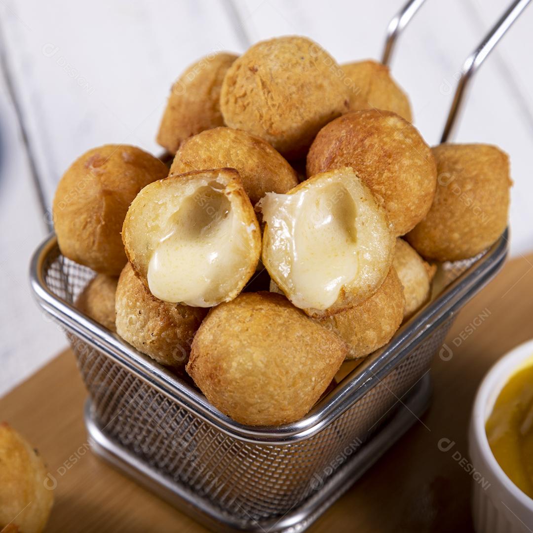 Petiscos brasileiros, bolinhos fritos recheados com frango.