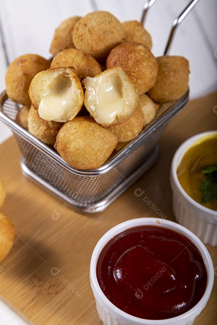 Petiscos brasileiros, bolinhos fritos recheados com frango.