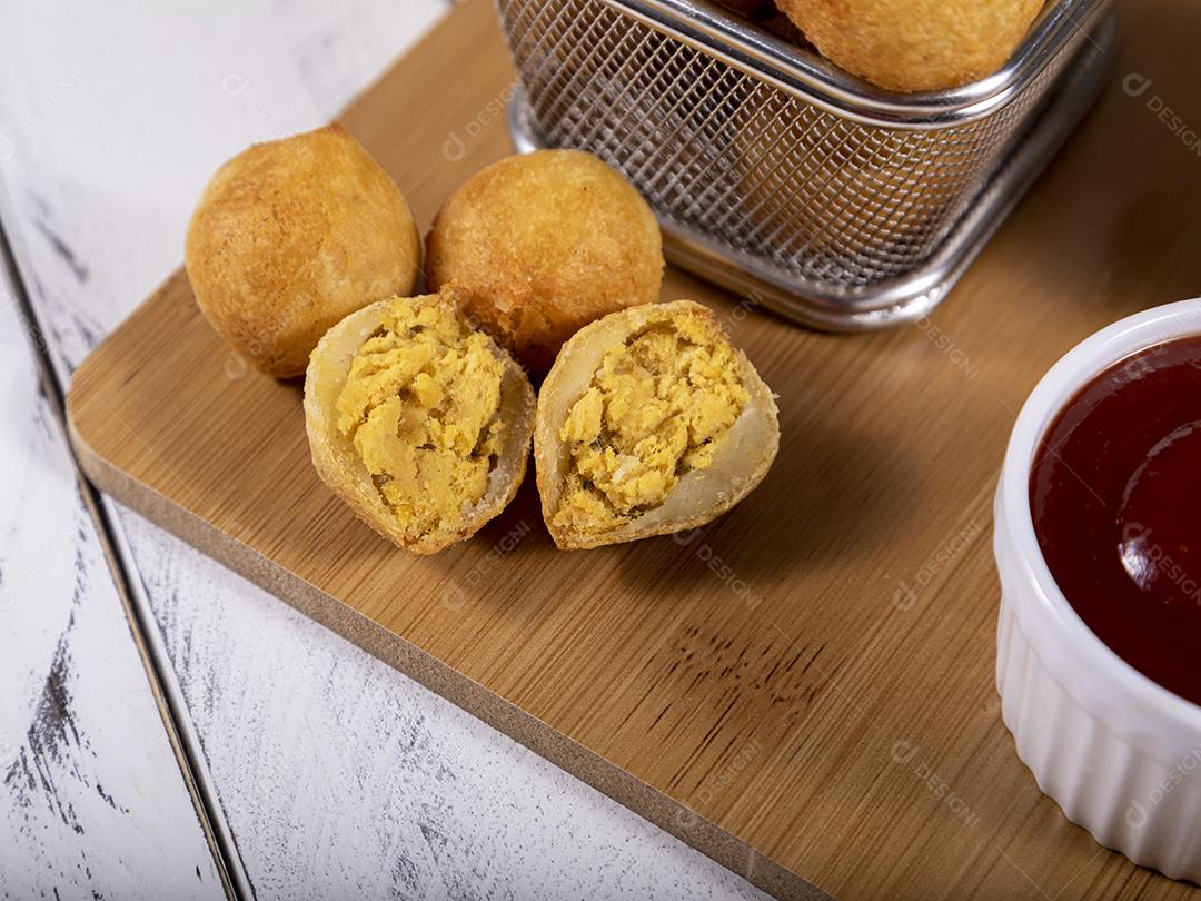 Petiscos brasileiros, bolinhos fritos recheados com frango.