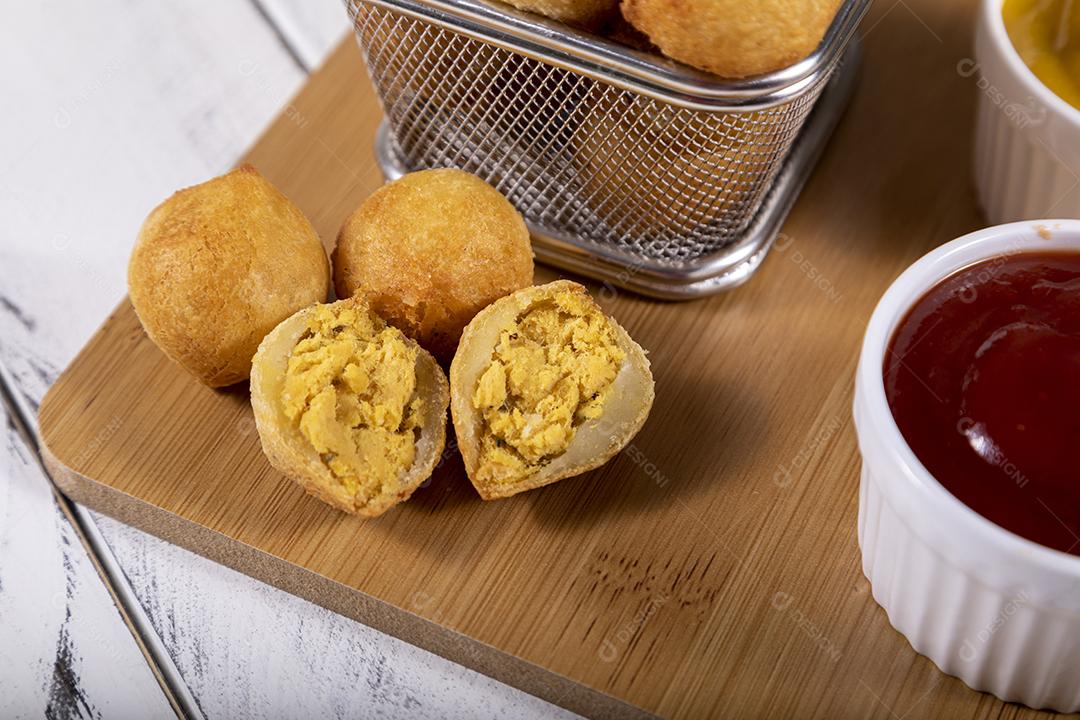 Petiscos brasileiros, bolinhos fritos recheados com frango.